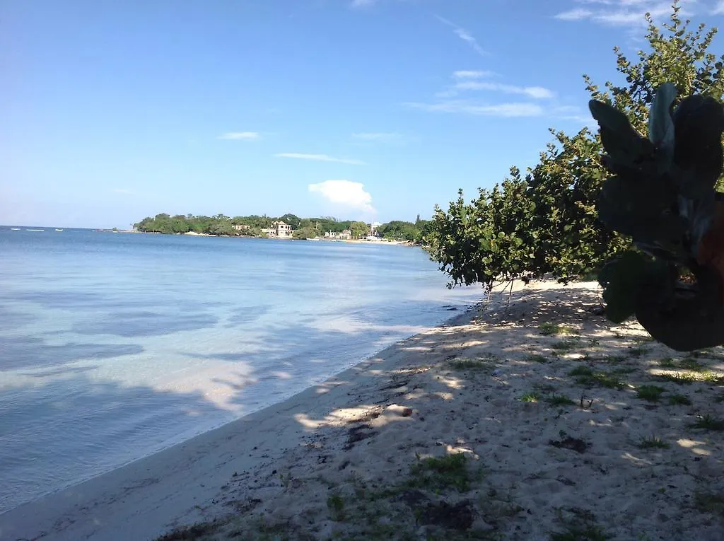 Little Bay Beach House 度假居